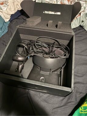 Oculus rift s VR Headset with Controllers and Cables
